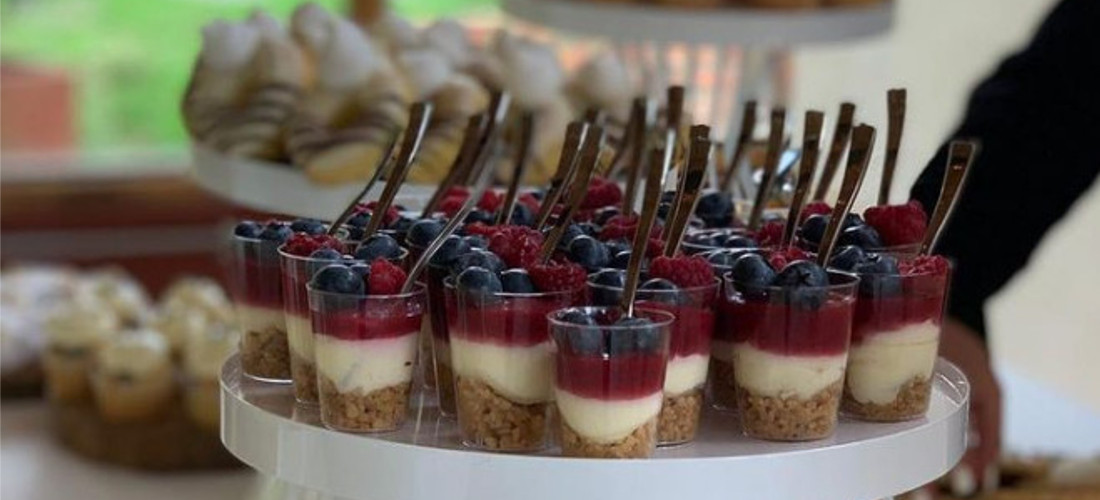Mesa de postres variados